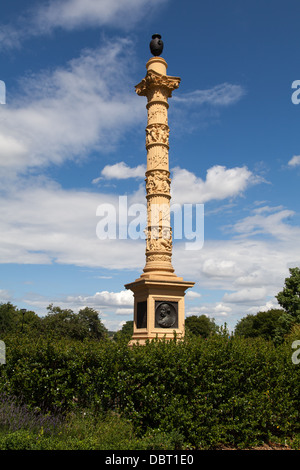 Ein sonniger Nachmittag in Weston Park Sheffield. Terrakotta-Obelisk, Godfrey Sykes Stockfoto