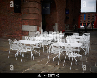 Leere Straßencafé im Albert Dock, Liverpool UK Stockfoto