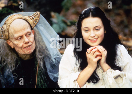 SNOW WHITE: A TALE OF TERROR (1997) DER GEBRÜDER GRIMM SCHNEE WEIß (ALT) SNOW WHITES IM SCHWARZWALD (ALT) SIGOURNEY WEAVER Stockfoto