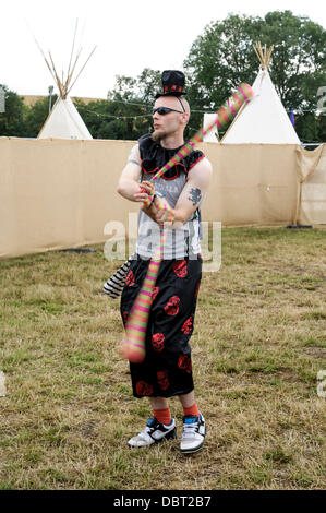 Hertfordshire, UK, 08.03.2013: Standon Calling Festival. Atmosphäre, Teilnehmer im Kostüm zum Thema "Läuft vom Zirkus". Bild von Julie Edwards Stockfoto