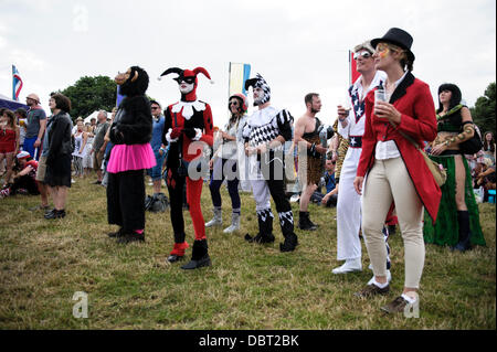 Hertfordshire, UK, 08.03.2013: Standon Calling Festival. Atmosphäre, Teilnehmer im Kostüm zum Thema "Läuft vom Zirkus". Bild von Julie Edwards Stockfoto