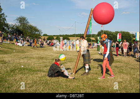 Hertfordshire, UK, 08.03.2013: Standon Calling Festival. Atmosphäre, Teilnehmer im Kostüm zum Thema "Läuft vom Zirkus". Bild von Julie Edwards Stockfoto