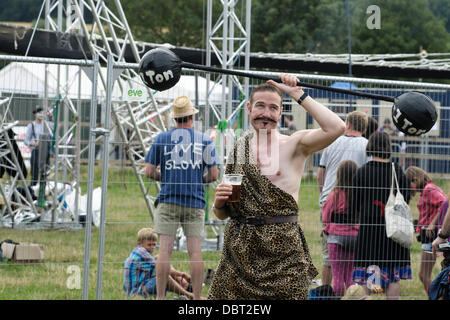 Hertfordshire, UK, 08.03.2013: Standon Calling Festival. Atmosphäre, Teilnehmer im Kostüm zum Thema "Läuft vom Zirkus". Bild von Julie Edwards Stockfoto