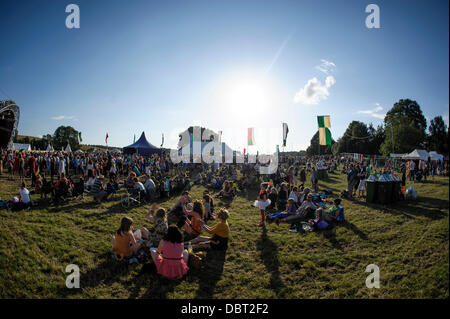 Hertfordshire, UK, 08.03.2013: Standon Calling Festival. Atmosphäre, Teilnehmer im Kostüm zum Thema "Läuft vom Zirkus". Bild von Julie Edwards Stockfoto