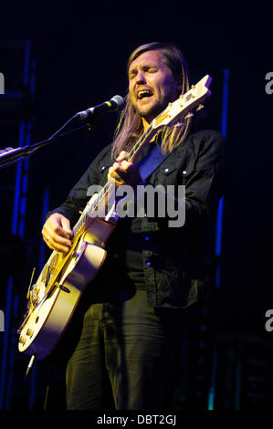 Hertfordshire, UK, 08.03.2013: Standon Calling Festival. Band of Skulls Headliner Samstag Nacht. Band of Skulls sind eine englische Rockband aus Southampton, bestehend aus Russell Marsden (Gitarre, Gesang), Emma Richardson (Bass, Gesang) und Matt Hayward (Schlagzeug)... Bild von Julie Edwards Stockfoto