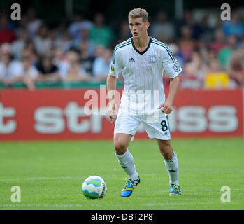 Lippstadt, Deutschland. 3. August 2013. Leverkusens Lars Bender spielt den Ball in der ersten DFB-Pokal-Vorrundenspiel zwischen SV Lippstadt 08 und Bayer Leverkusen im Stadion Am Waldschloesschen in Lippstadt, Deutschland, 3. August 2013. Foto: Jonas Guettler/Dpa/Alamy Live News Stockfoto