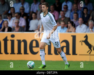 Lippstadt, Deutschland. 3. August 2013. Leverkusens Jens Hegeler spielt den Ball in der ersten DFB-Pokal-Vorrundenspiel zwischen SV Lippstadt 08 und Bayer Leverkusen im Stadion Am Waldschloesschen in Lippstadt, Deutschland, 3. August 2013. Foto: Jonas Guettler/Dpa/Alamy Live News Stockfoto