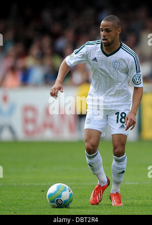 Lippstadt, Deutschland. 3. August 2013. Leverkusens Sidney Sam spielt den Ball in der ersten DFB-Pokal-Vorrundenspiel zwischen SV Lippstadt 08 und Bayer Leverkusen im Stadion Am Waldschloesschen in Lippstadt, Deutschland, 3. August 2013. Foto: Jonas Guettler/Dpa/Alamy Live News Stockfoto