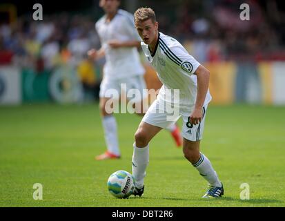 Lippstadt, Deutschland. 3. August 2013. Leverkusens Lars Bender spielt den Ball in der ersten DFB-Pokal-Vorrundenspiel zwischen SV Lippstadt 08 und Bayer Leverkusen im Stadion Am Waldschloesschen in Lippstadt, Deutschland, 3. August 2013. Foto: Jonas Guettler/Dpa/Alamy Live News Stockfoto