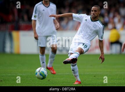 Lippstadt, Deutschland. 3. August 2013. Leverkusens Sidney Sam spielt den Ball in der ersten DFB-Pokal-Vorrundenspiel zwischen SV Lippstadt 08 und Bayer Leverkusen im Stadion Am Waldschloesschen in Lippstadt, Deutschland, 3. August 2013. Foto: Jonas Guettler/Dpa/Alamy Live News Stockfoto