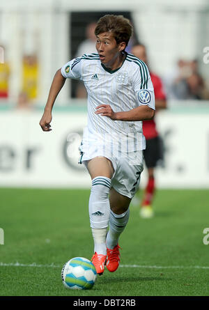 Lippstadt, Deutschland. 3. August 2013. Leverkusens Heung-Min Son spielt den Ball in der ersten DFB-Pokal-Vorrundenspiel zwischen SV Lippstadt 08 und Bayer Leverkusen im Stadion Am Waldschloesschen in Lippstadt, Deutschland, 3. August 2013. Foto: Jonas Guettler/Dpa/Alamy Live News Stockfoto