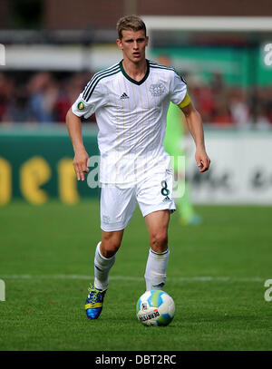 Lippstadt, Deutschland. 3. August 2013. Leverkusens Lars Bender spielt den Ball in der ersten DFB-Pokal-Vorrundenspiel zwischen SV Lippstadt 08 und Bayer Leverkusen im Stadion Am Waldschloesschen in Lippstadt, Deutschland, 3. August 2013. Foto: Jonas Guettler/Dpa/Alamy Live News Stockfoto