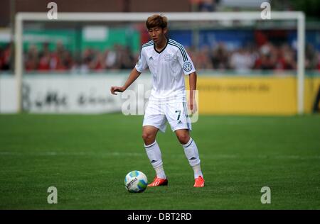 Lippstadt, Deutschland. 3. August 2013. Leverkusens Heung-Min Son spielt den Ball in der ersten DFB-Pokal-Vorrundenspiel zwischen SV Lippstadt 08 und Bayer Leverkusen im Stadion Am Waldschloesschen in Lippstadt, Deutschland, 3. August 2013. Foto: Jonas Guettler/Dpa/Alamy Live News Stockfoto