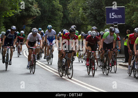 Wimbledon London, UK. 4. August 2013. Radfahrer nehmen an der London-Surrey 100 Fahrt durch Wimbledon Dorf Teil. Bis zu 20.000 Radfahrer werden voraussichtlich die 100 Meile Strecke durch Süd-west London und Surrey Kredit fahren: Amer Ghazzal/Alamy Live-Nachrichten Stockfoto