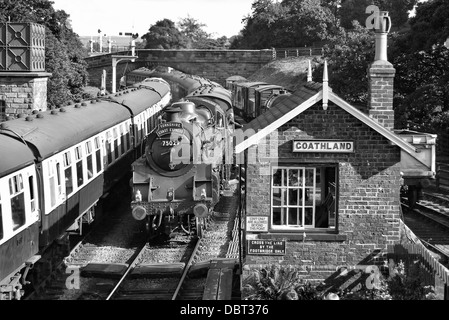 Die Green Knight Dampflok ziehen einen Zug an der North Yorkshire Moors Railway in Goathland station Stockfoto