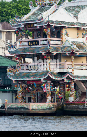 Chinesische Tempel am Ufer des Flusses Chao Phraya in Bangkok, Thailand Stockfoto