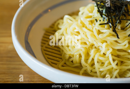 kalte Nudeln mit traditionellen japanischen Zaru Soba geschnitten gebraten Algen auf Belag Stockfoto