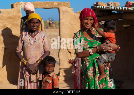 Rajasthani Familie vor ihrer Lehmhütte am 27. Februar 2013 in Jaisalmer, Indien. Stockfoto