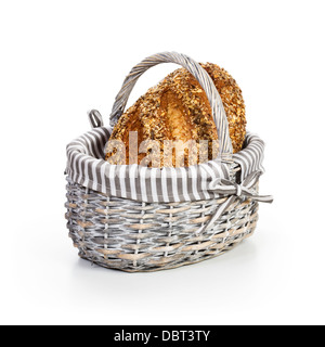 Korb mit frischen Vollkornbrot auf weißem Hintergrund Stockfoto