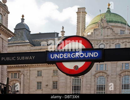 Unterirdische U-Bahn Zeichen Leicester Square London-Vereinigtes Königreich-England Stockfoto