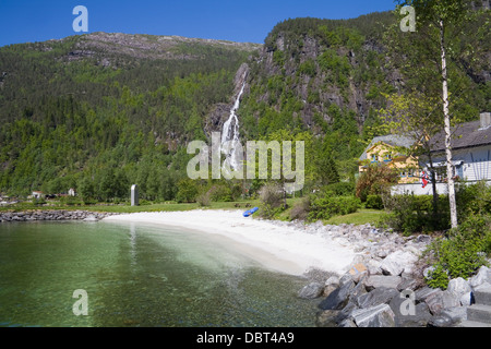 Mo Modalen Norwegen Wasserfall Europas fließt über den Berg in Richtung dieses Dorf am Ende des Mofjorden Stockfoto