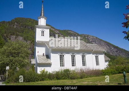 Mo Modalen Norwegen Europa weiß hölzerne Stabkirche in attraktiven Dorf Turmspitze Silhouette gegen blauen Himmel Stockfoto