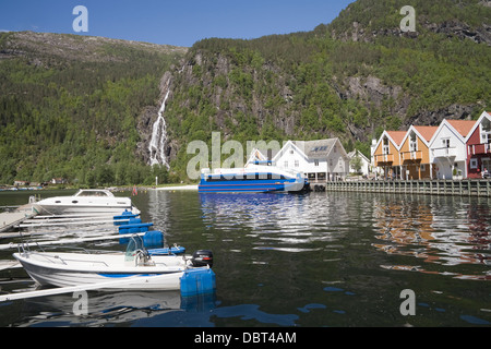 Mo Modalen Norwegen Europa attraktive Dorf am Ende des Mofjorden mit Fjord-Sightseeing-Boot vertäut im Hafen Stockfoto