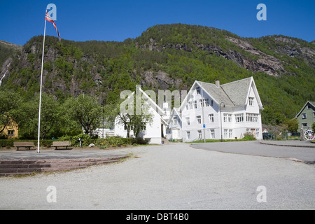 Mo Modalen Norwegen Europa weißen Holzhäusern und Kirchturm in attraktiven Dorf am Ende des Mofjorden Stockfoto