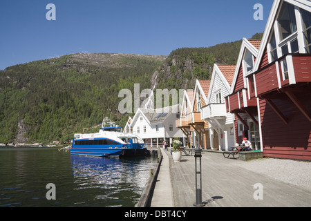 Mo Modalen Norwegen Europa attraktive Dorf am Ende des Mofjorden mit Fjord-Sightseeing-Boot vertäut im Hafen Stockfoto