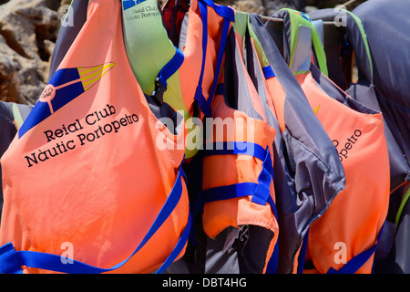 Schwimmwesten Nahaufnahme in der Marina von Porto Petro. Stockfoto
