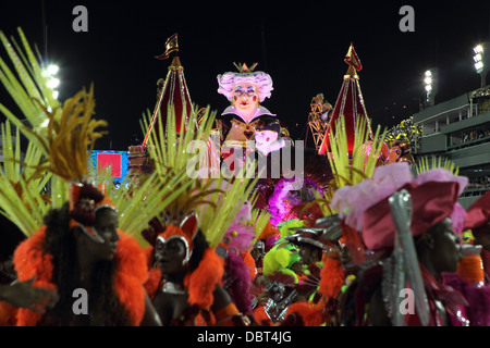 Ein Schwimmer einer riesigen Königin führen von Tänzern auf dem Sambodromo während des Karnevals, Rio De Janeiro, Brasilien am Montag, 11. Februar 2013. Stockfoto