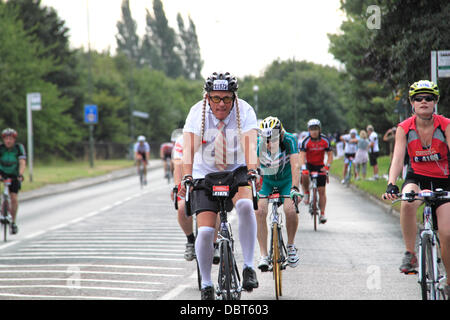 Aufsichtsrechtlichen RideLondon London-Surrey 100. Sonntag, 4. August 2013. 100 Mile Amateur Radsport-Event, etwa die London 2012 Olympischen Straßenrennen Route folgt. 20.000 Fahrer nahmen Teil, viele Geld für wohltätige Zwecke. East Molesey, Surrey, England, UK. Bildnachweis: Ian Flasche/Alamy Live-Nachrichten Stockfoto