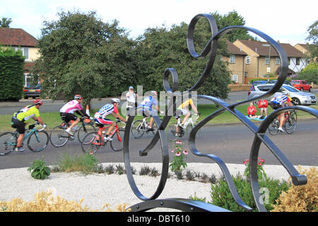 Aufsichtsrechtlichen RideLondon London-Surrey 100. Sonntag, 4. August 2013. 100 Mile Amateur Radsport-Event, etwa die London 2012 Olympischen Straßenrennen Route folgt. 20.000 Fahrer nahmen Teil, viele Geld für wohltätige Zwecke. East Molesey, Surrey, England, UK. Bildnachweis: Ian Flasche/Alamy Live-Nachrichten Stockfoto
