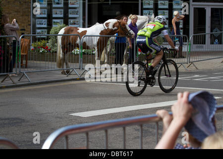 Wimbledon London, UK. 4. August 2013. Radfahrer nehmen an der London-Surrey 100 Fahrt durch Wimbledon Dorf Teil. Bis zu 20.000 Radfahrer werden voraussichtlich die 100 Meile Strecke durch Süd-west London und Surrey Kredit fahren: Amer Ghazzal/Alamy Live-Nachrichten Stockfoto