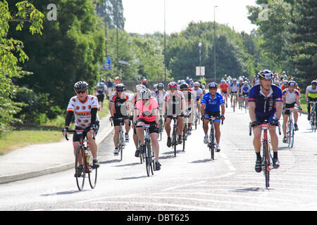 Aufsichtsrechtlichen RideLondon London-Surrey 100. Sonntag, 4. August 2013. 100 Mile Amateur Radsport-Event, etwa die London 2012 Olympischen Straßenrennen Route folgt. 20.000 Fahrer nahmen Teil, viele Geld für wohltätige Zwecke. East Molesey, Surrey, England, UK. Bildnachweis: Ian Flasche/Alamy Live-Nachrichten Stockfoto