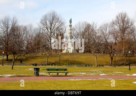 Boston Common, Boston, Massachusetts, USA. Es ist Amerikas älteste Stadtpark. Die Soldiers and Sailors Monument im Hintergrund. Stockfoto