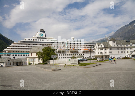 Eidfjord Hordaland Norwegen Europa Crystal Sympathie Kreuzfahrtschiff im Hafen der Stadt mit Touristen-Information Stockfoto