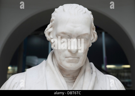 Statue von James Watt (1736-1819) der schottischen Maschinenbau-Ingenieur und Erfinder. Stockfoto