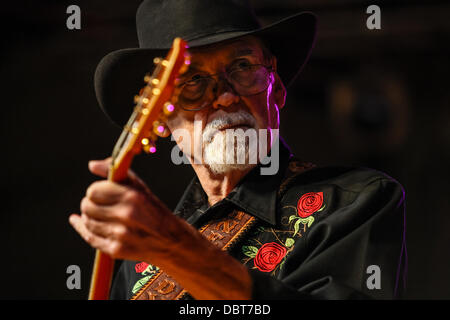 Senigallia, Italien. 3. August 2013. Summer Jamboree [International Festival 60 Wiederbelebung & Rock'n'Roll], Duane Eddy erklingt, in Foro Annonario in Senigallia, Italien am 3. August 2013. Bildnachweis: Valerio Agolino/Alamy Live-Nachrichten Stockfoto