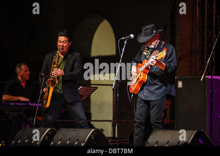 Senigallia, Italien. 3. August 2013. Summer Jamboree [International Festival 60 Wiederbelebung & Rock'n'Roll], Duane Eddy erklingt, in Foro Annonario in Senigallia, Italien am 3. August 2013. Bildnachweis: Valerio Agolino/Alamy Live-Nachrichten Stockfoto