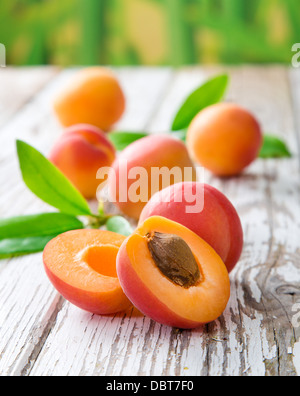 Frische Aprikosen auf Holztisch Stockfoto