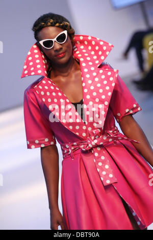 London, UK.  3. August 2013. AFWL 13 Samstag 18:30 eine Modenschau mit Elegante Tiannahstyling Sammlung. Kredit-David Mbiyu/Alamy Live-Nachrichten Stockfoto