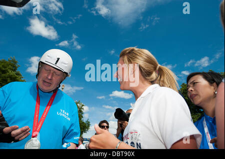 Die Mall, London, UK. 4. August 2013. Der Bürgermeister von London, Boris Johnson rundet Prudential Fahrt London Surrey 100-Radtour. Tragen Nr. 1, Herr Johnson abgeschlossen die Fahrt nach Raptuous Applaus, als er die Ziellinie. Bildnachweis: Allsorts Stock Foto/Alamy Live-Nachrichten Stockfoto