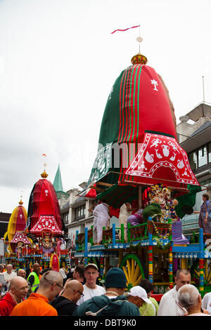 Leicester, UK, 4. August 2013. 40ft hohen Streitwagen für das Rathayatra Street Festival sind Hand zog durch die Innenstadt von Leicester, begleitet von Tanz und Musik.  Rathayatra ist eine 5.000 Jahre alte Festival mit Ursprung in Jagannatha Puri in Indien. Bildnachweis: Graham Wilson/Alamy Live-Nachrichten Stockfoto