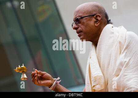 Leicester, UK, 4. August 2013.  Szene, während das Rathayatra Street Festival in Leicester Stadtzentrum entfernt.   Drei 40ft Streitwagen wurden von Hand zog durch die Stadt, begleitet von Tanz und Musik.  Rathayatra ist eine 5.000 Jahre alte Festival mit Ursprung in Jagannatha Puri in Indien. Bildnachweis: Graham Wilson/Alamy Live-Nachrichten Stockfoto