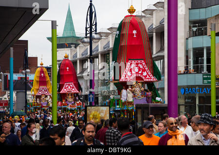 Leicester, UK, 4. August 2013. Streitwagen sind während der Rathayatra Straßenfest in Leicester Stadtzentrum Humberstone Tor mitgezogen.   Drei 40ft Streitwagen wurden von Hand zog durch die Stadt, begleitet von Tanz und Musik.  Rathayatra ist eine 5.000 Jahre alte Festival mit Ursprung in Jagannatha Puri in Indien. Bildnachweis: Graham Wilson/Alamy Live-Nachrichten Stockfoto