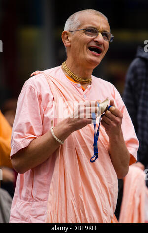 Leicester, UK, 4. August 2013.  Ein Hare Krishna Anhänger tanzt während der Rathayatra Straßenfest in Leicester Stadtzentrum entfernt.   Drei 40ft Streitwagen wurden von Hand zog durch die Stadt, begleitet von Tanz und Musik.  Rathayatra ist eine 5.000 Jahre alte Festival mit Ursprung in Jagannatha Puri in Indien. Bildnachweis: Graham Wilson/Alamy Live-Nachrichten Stockfoto