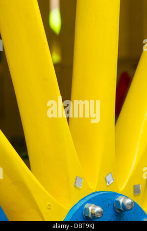 Leicester, UK, 4. August 2013.  Detail eines Chariot Rades aus der Rathayatra Straßenfest in Leicester Stadtzentrum entfernt.   Drei 40ft Streitwagen wurden von Hand zog durch die Stadt, begleitet von Tanz und Musik.  Rathayatra ist eine 5.000 Jahre alte Festival mit Ursprung in Jagannatha Puri in Indien. Bildnachweis: Graham Wilson/Alamy Live-Nachrichten Stockfoto
