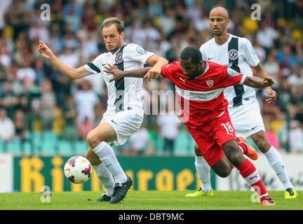 Berlins Christof Koehne (L) wetteifert um den Ball mit der Stuttgarter Cacau in der ersten DFB-Pokal-Vorrundenspiel zwischen BFC Dynamo Berlin und VfB Stuttgart im Friedrich-Ludwig-Jahn-Stadion in Berlin, Deutschland, 4. August 2013. Foto: HANNIBAL (Bitte beachten Sie: der DFB verbietet die Nutzung und Veröffentlichung der sequentiellen Bilder über das Internet und andere Online-Medien während des Spiels (inkl. Pause). SPERRFRIST! Die DFB ermöglicht die weitere Nutzung und Veröffentlichung der Bilder für mobile Dienste (vor allem MMS) und DVB-H und DMB erst nach dem Ende des Spiels.) Stockfoto