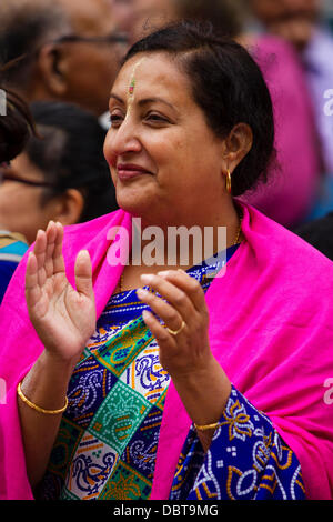 Leicester, UK, 4. August 2013.  Ein Hare-Krishna-Anhänger klatschte während der Rathayatra Straßenfest in Leicester Stadtzentrum entfernt.   Drei 40ft Streitwagen wurden von Hand zog durch die Stadt, begleitet von Tanz und Musik.  Rathayatra ist eine 5.000 Jahre alte Festival mit Ursprung in Jagannatha Puri in Indien. Bildnachweis: Graham Wilson/Alamy Live-Nachrichten Stockfoto